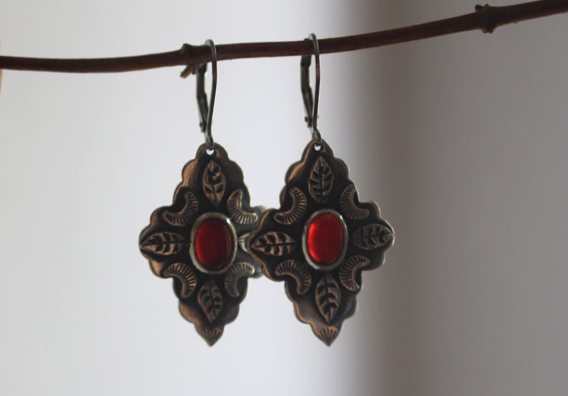 Farandole sous la lune rouge, boucles d’oreilles feuilles et lunes en argent et cornaline