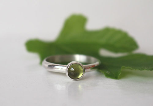 Feuille de figuier, bague vert de la nature en argent et péridot