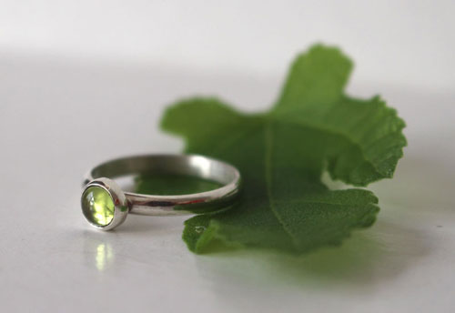 Feuille de figuier, bague vert de la nature en argent et péridot