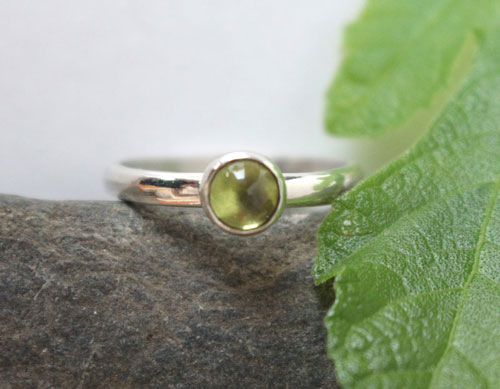 Feuille de figuier, bague vert de la nature en argent et péridot