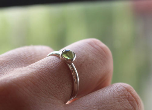 Feuille de figuier, bague vert de la nature en argent et péridot