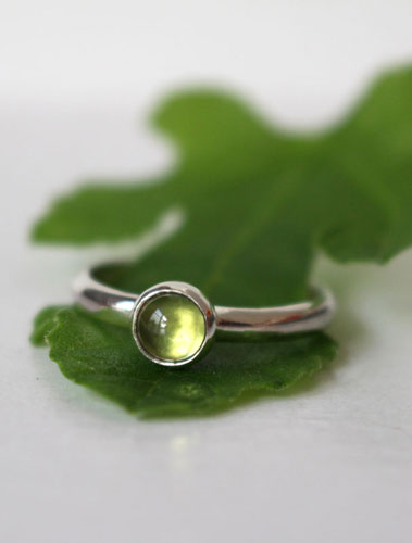 Feuille de figuier, bague vert de la nature en argent et péridot