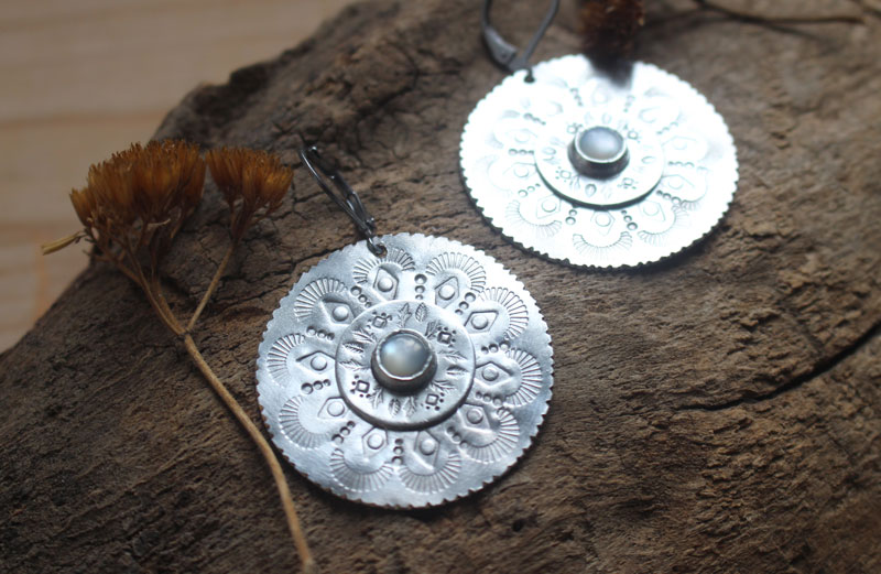 Fleur de nacre, boucles d’oreilles mandala argent et nacre