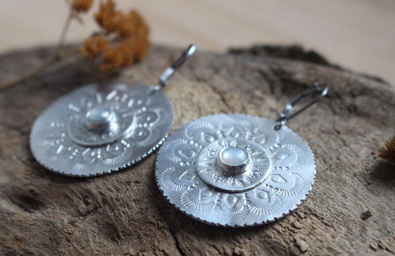 Fleur de nacre, boucles d’oreilles mandala argent et nacre