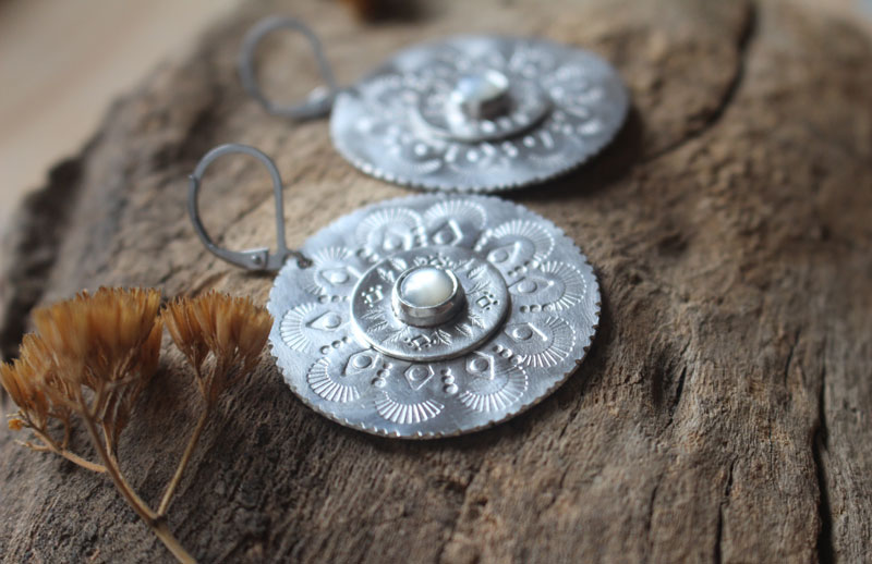 Fleur de nacre, boucles d’oreilles mandala argent et nacre