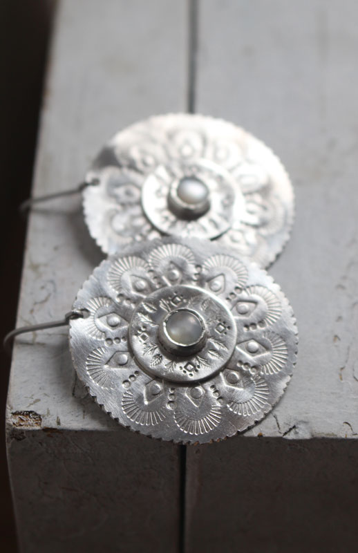 Fleur de nacre, boucles d’oreilles mandala argent et nacre