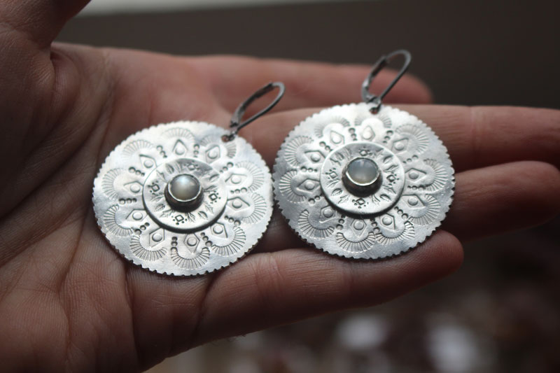 Fleur de nacre, boucles d’oreilles mandala argent et nacre