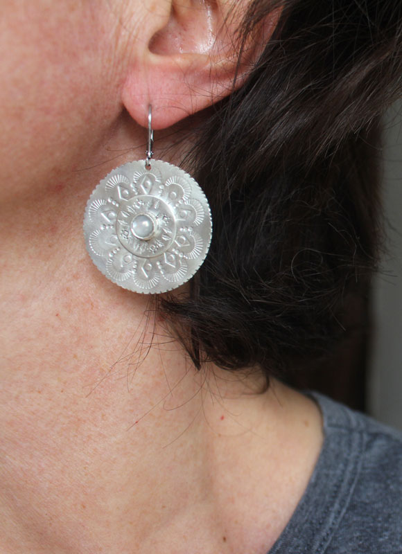 Fleur de nacre, boucles d’oreilles mandala argent et nacre