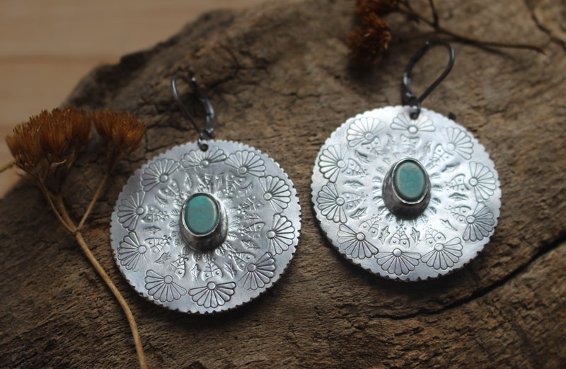 Fleur de turquoise, boucles d’oreilles mandala argent et howlite