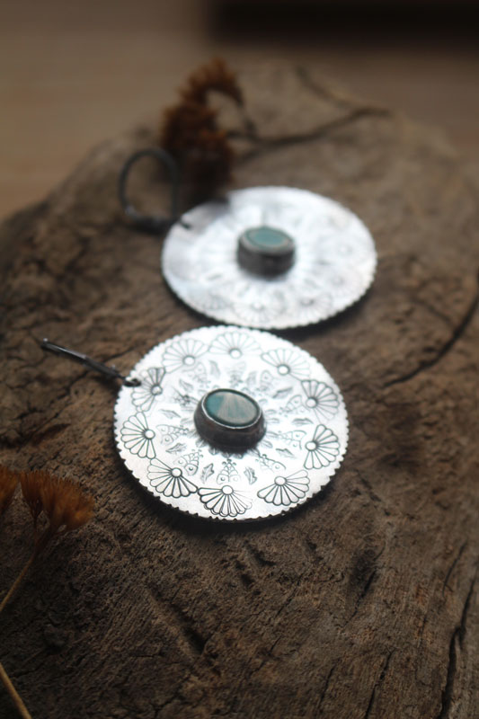 Fleur de turquoise, boucles d’oreilles mandala argent et howlite