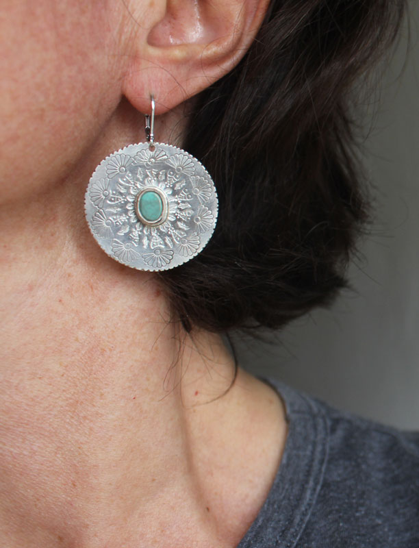 Fleur de turquoise, boucles d’oreilles mandala argent et howlite