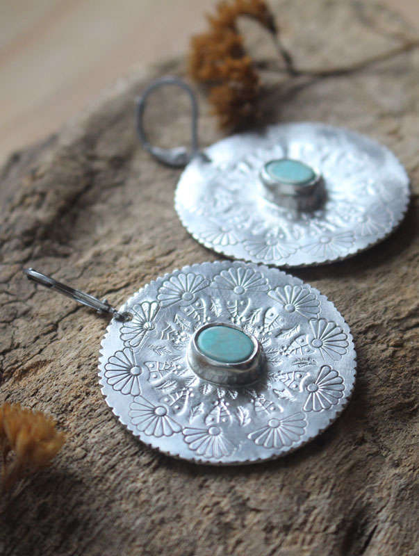 Fleur de turquoise, boucles d’oreilles mandala argent et howlite