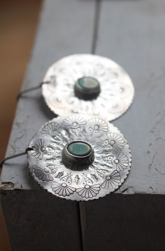 Fleur de turquoise, boucles d’oreilles mandala argent et howlite