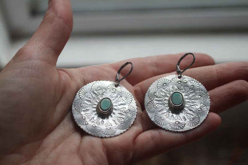 Fleur de turquoise, boucles d’oreilles mandala argent et howlite