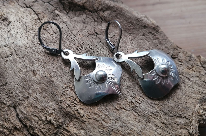 Halo lunaire, boucles d’oreilles lune baroque en argent