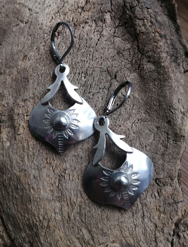 Halo lunaire, boucles d’oreilles lune baroque en argent