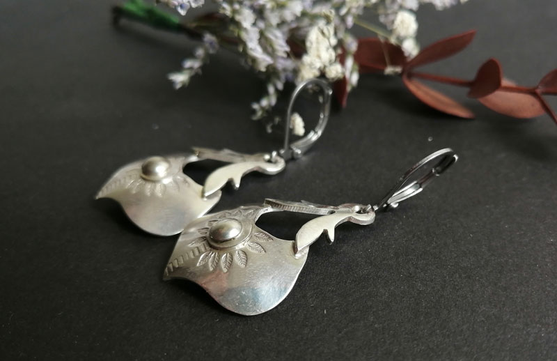 Halo lunaire, boucles d’oreilles lune baroque en argent