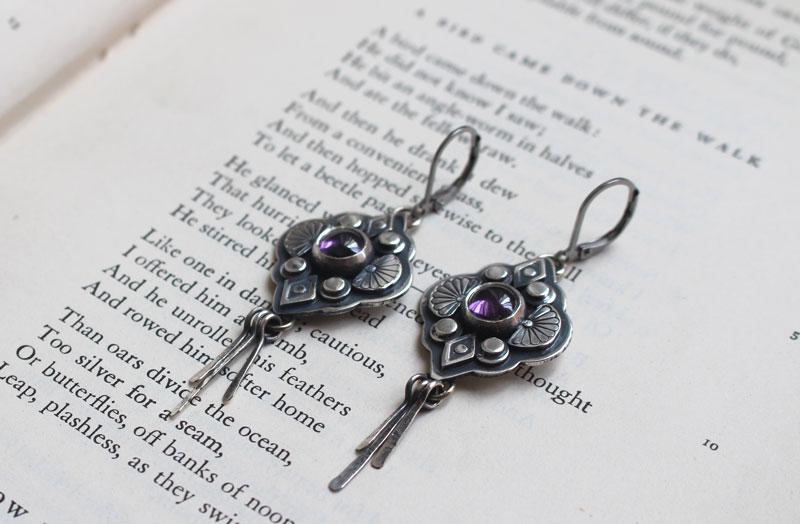 Hana, boucles d’oreilles fleur japonaise en argent et zircon violet