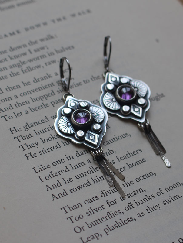 Hana, boucles d’oreilles fleur japonaise en argent et zircon violet