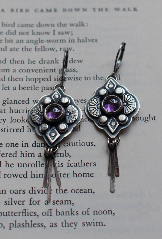 Hana, boucles d’oreilles fleur japonaise en argent et zircon violet