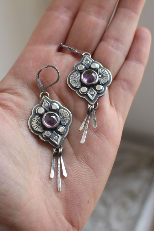 Hana, boucles d’oreilles fleur japonaise en argent et zircon violet