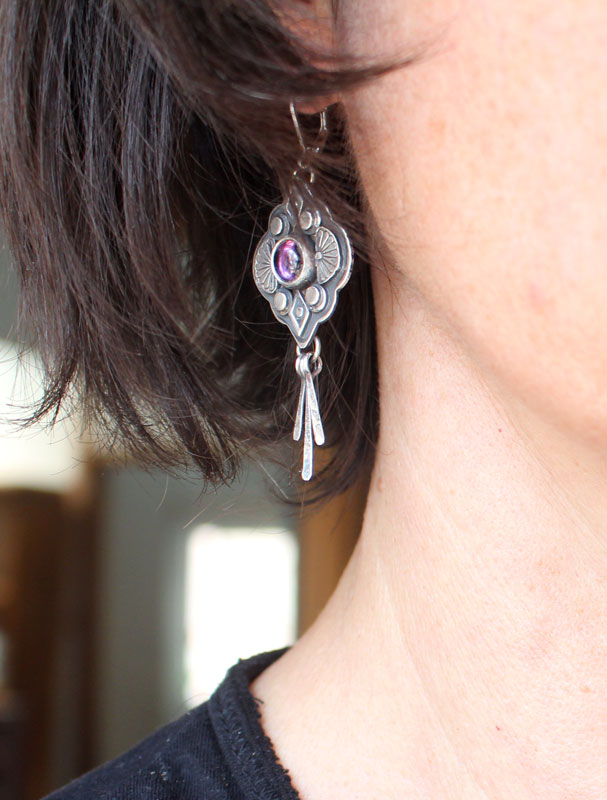 Hana, boucles d’oreilles fleur japonaise en argent et zircon violet