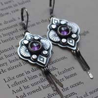 Hana, boucles d’oreilles fleur japonaise en argent et zircon violet