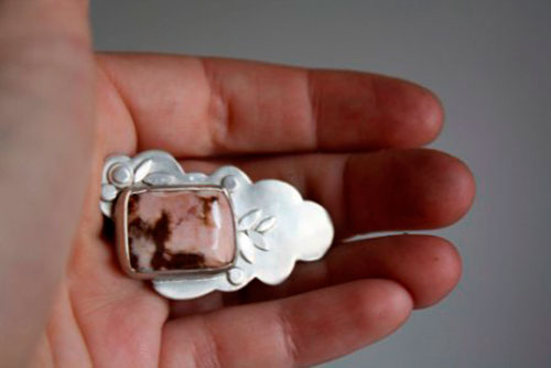 Jioni, broche coucher de soleil en argent et agate océan rose