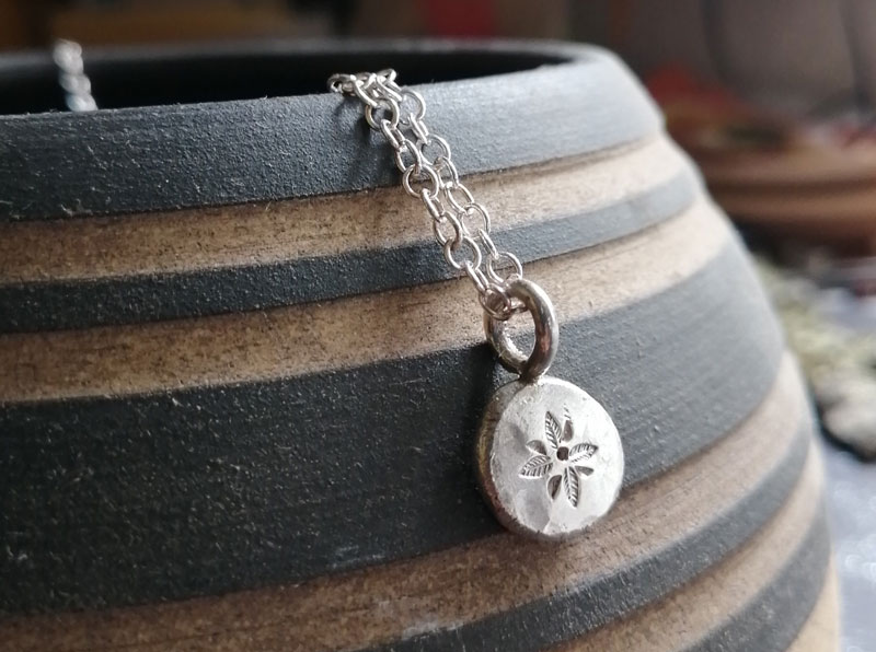 L’âme est une fleur délicate, collier botanique en argent