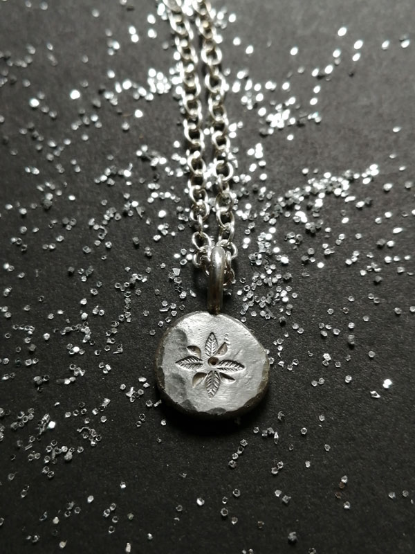 L’âme est une fleur délicate, collier botanique en argent