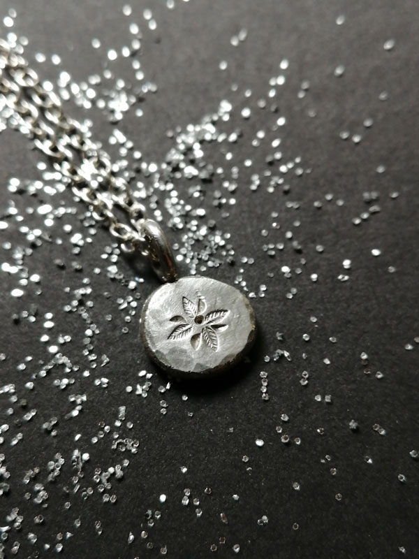 L’âme est une fleur délicate, collier botanique en argent