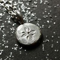 L’âme est une fleur délicate, collier botanique en argent