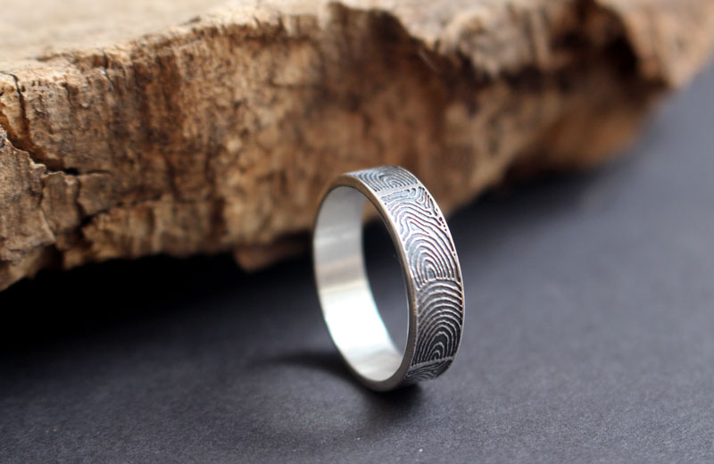 L’empreinte du passé, bague néolithique du cairn de Gavrinis en argent