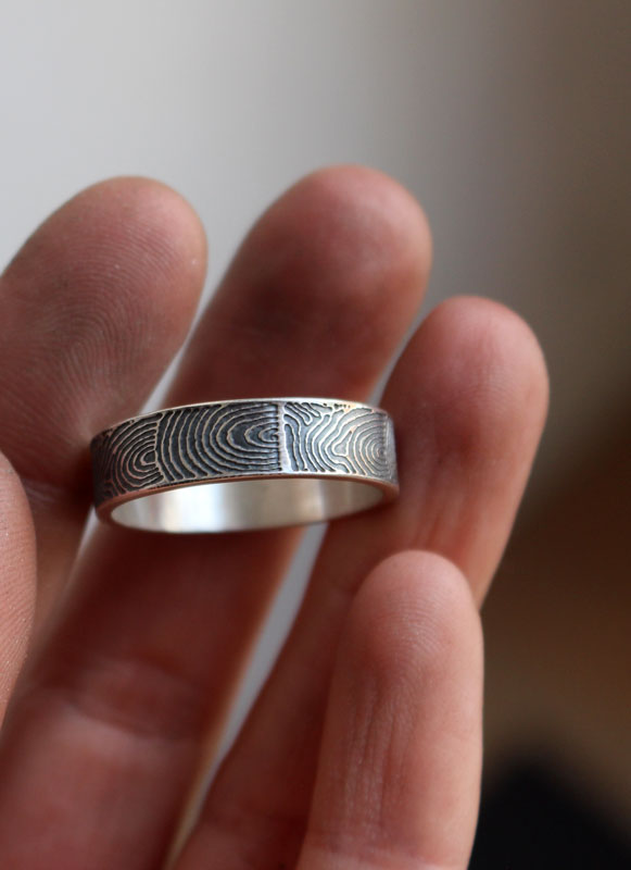 L’empreinte du passé, bague néolithique du cairn de Gavrinis en argent