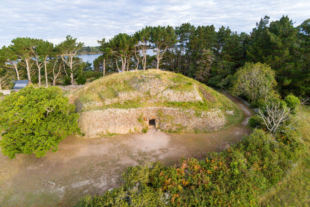 L’empreinte du passé, bague néolithique du cairn de Gavrinis en argent