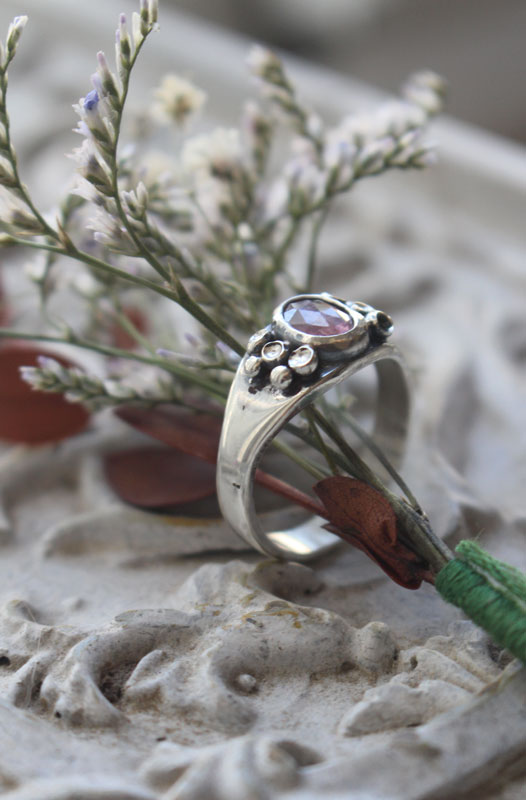 Lichen, bague symbiose botanique en argent et saphir rose