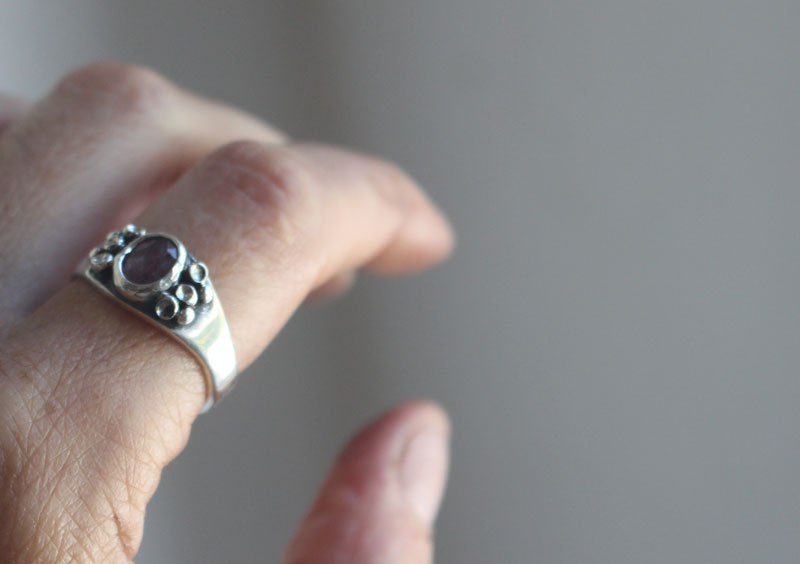 Lichen, bague symbiose botanique en argent et saphir rose