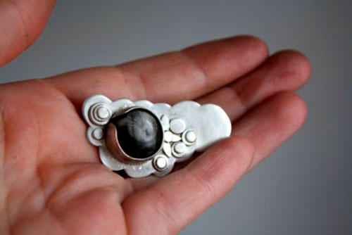 Lumi, broche végétale en argent et agate fossile