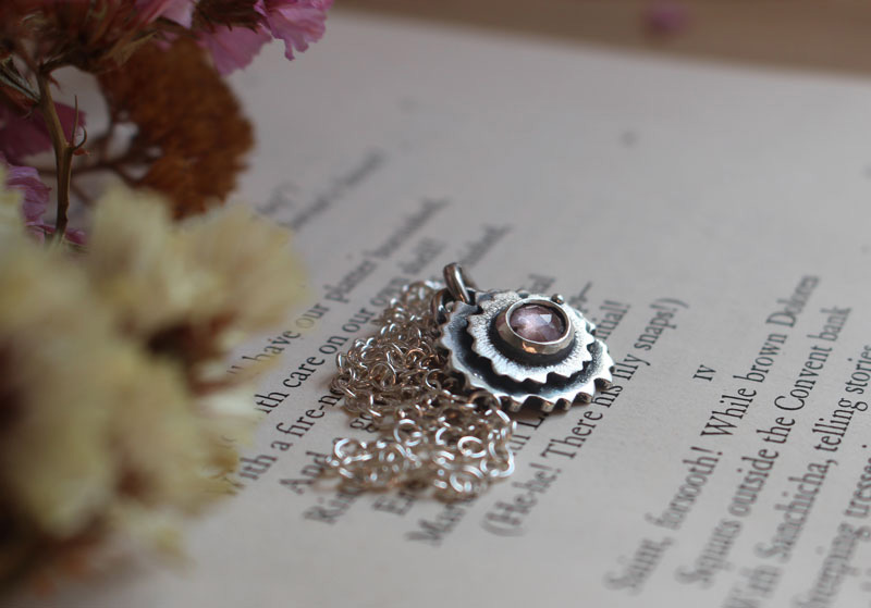 Primevère cuisse de nymphe, collier fleur en argent et saphir rose