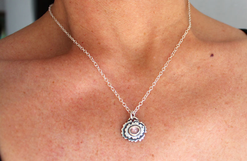 Primevère cuisse de nymphe, collier fleur en argent et saphir rose