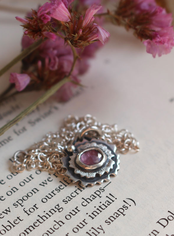 Primevère rose, collier fleur et saphir rose