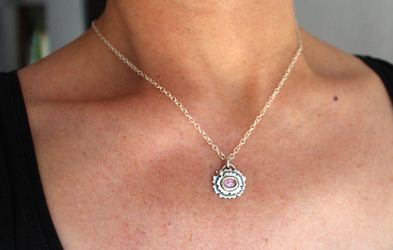 Primevère rose, collier fleur et saphir rose