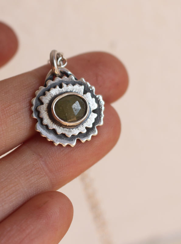 Primevère vert amande, collier fleur en argent et saphir vert