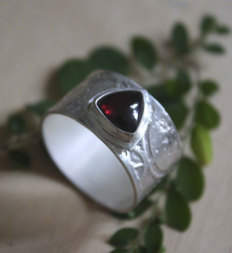 Sherlock Holmes, bague engrenages néo-victorienne steampunk en argent et grenat