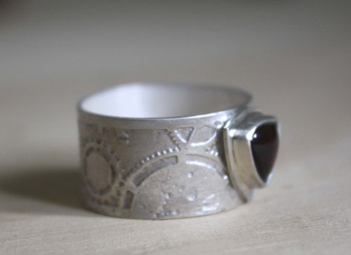 Sherlock Holmes, bague engrenages néo-victorienne steampunk en argent et grenat