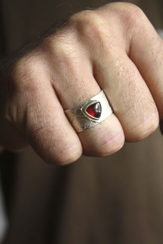 Sherlock Holmes, bague engrenages néo-victorienne steampunk en argent et grenat