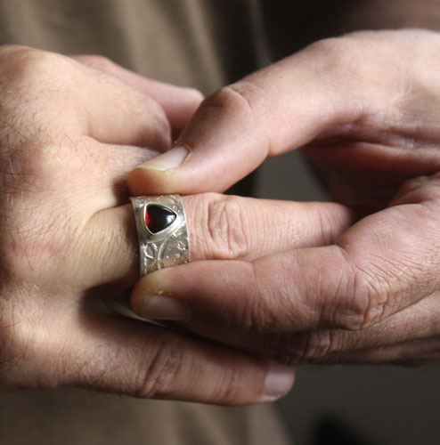 Sherlock Holmes, bague engrenages néo-victorienne steampunk en argent et grenat