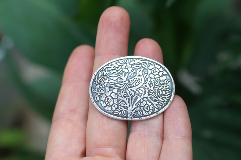 Un chant d’espoir, broche oiseau en argent