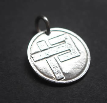 Commande personnalisée d'un pendentif du treizième album du groupe indochine