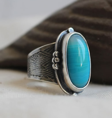 Bague personnalisée sur le theme de la mer avec une agate bleue